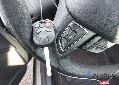 2016 Ford Focus Se z USA, uszkodzony, nr VIN 1FADP3F22GL373403